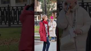 УЛИЧНАЯ ПЕВИЦА МОСКВА РФ THE GIRL IS A STREET SINGER MOSCOW RF subscribe like share [upl. by Moulden591]