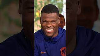 Wat voor bijbaantje had Denzel Dumfries vroeger 😆 wijhoudenvanoranje [upl. by Aneeram]