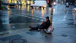 Straßenmusik in Berlin am verregneten Hermannplatz [upl. by Bruckner747]