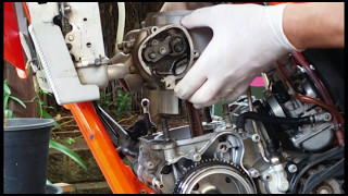 KTM 2 stroke 250300 exc 201516 top end rebuild and starter motor service  part 12 [upl. by Vocaay]