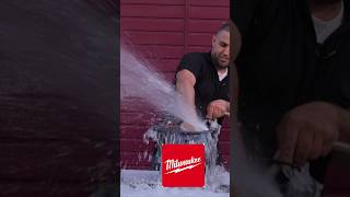 Gereedschap Review De waterbestendigheid van de Milwaukee M18FPD3 Schroefmachine testen [upl. by Leilamag]