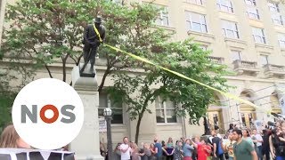 SLAVERNIJVERLEDEN Demonstranten vernielen fout standbeeld in VS [upl. by Adriene865]