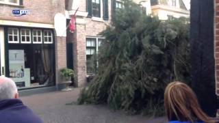 Paarden op hol in centrum Ootmarsum bij halen hout voor paasvuur [upl. by Toinette]