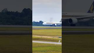 Touch amp go runway 04 aviation airline singaporeairlines [upl. by Llewej]