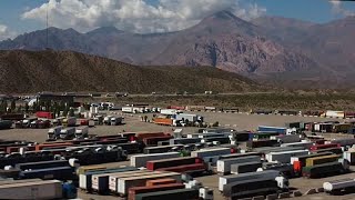 Bloqueo en la frontera entre Argentina y Chile  Miles de camioneros atrapados [upl. by Kinimod]