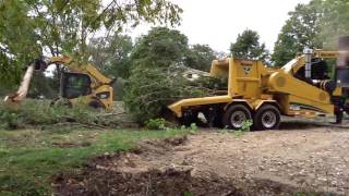 Vermeer WC2300XL Whole Tree Chipper  1 [upl. by Yemarej202]