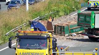 A16 bij Dordrecht bezaaid met stenen en afval na aanrijding [upl. by Ntsuj]