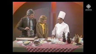 Confectionner des œufs et des lapins de Pâques en chocolat en 1983 [upl. by Tuttle]