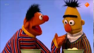 Bert en Ernie een wetenschappelijk experiment met ijs [upl. by Akzseinga]