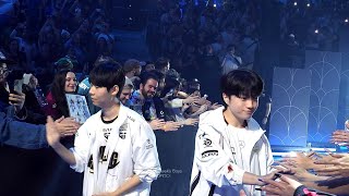 T1 월즈2024 4강 준결승전 입장 하이파이브 파리 부흥회 현장 Worlds 2024 Semi finals T1 vs GenG opening in Paris [upl. by Gowrie]