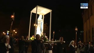 A Lourdes la processione Aux Flambeaux voci e testimonianze [upl. by Lambert]