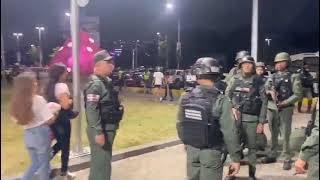 Entre globos de agua puerca y botellazos es el cierre de carnavales en Plaza Venezuela [upl. by Kirstin]